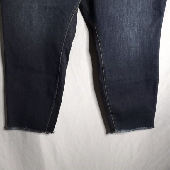 Torrid Premium Boyfriend Crop Frayed Hem Women's Dark Wash Jeans Size 26 NWT - Picture 6 of 11